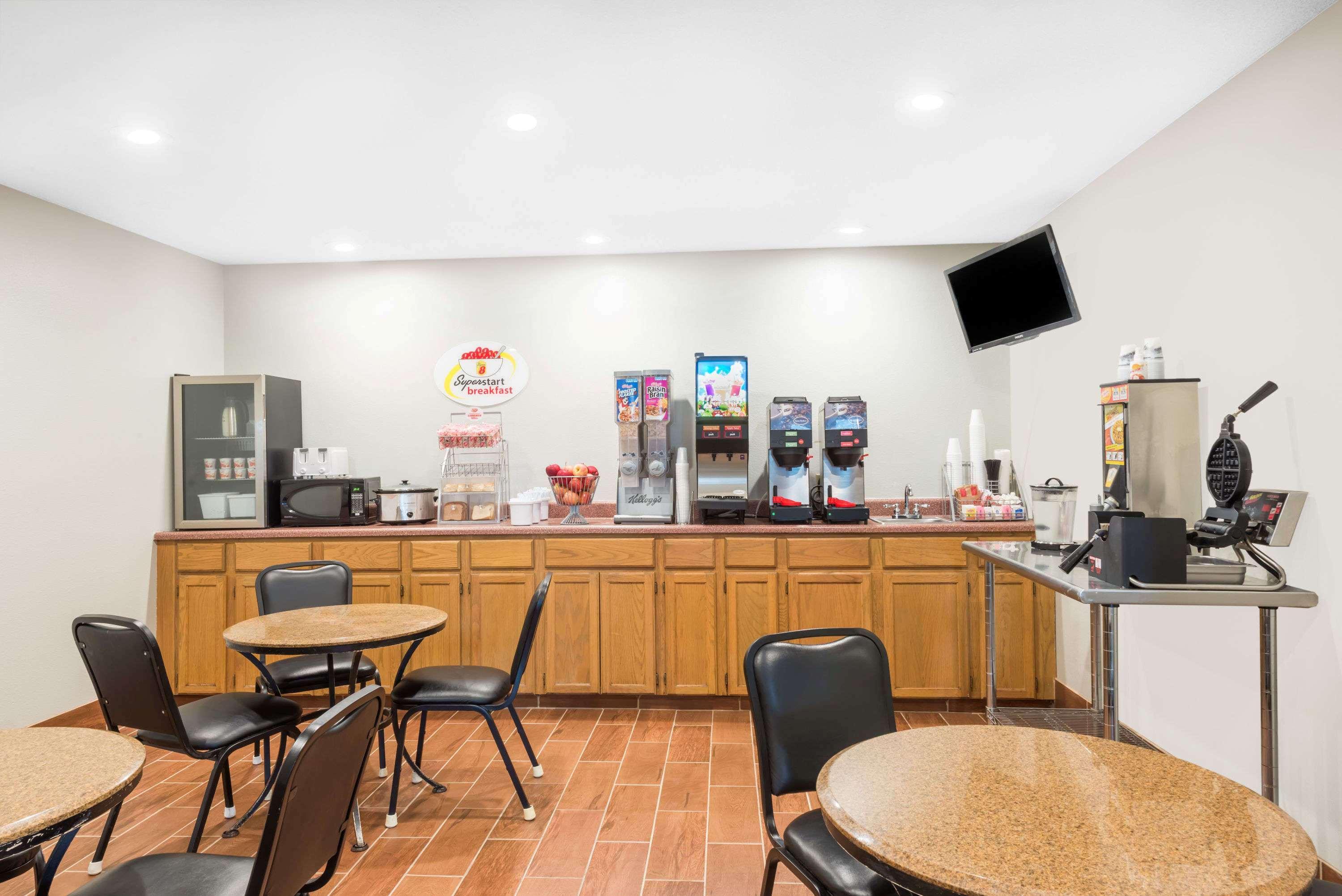 Super 8 By Wyndham Winfield-Quail Ridge Area Hotel Exterior foto