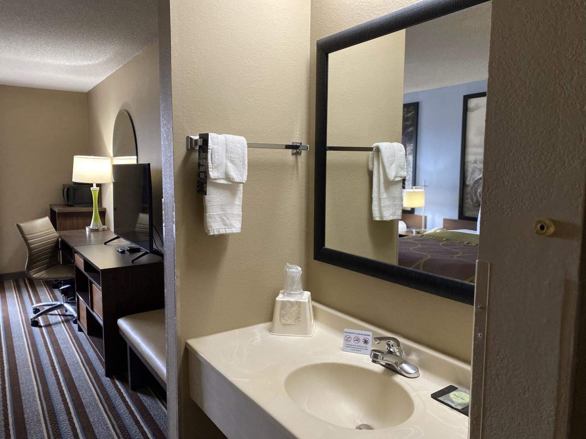 Super 8 By Wyndham Winfield-Quail Ridge Area Hotel Exterior foto